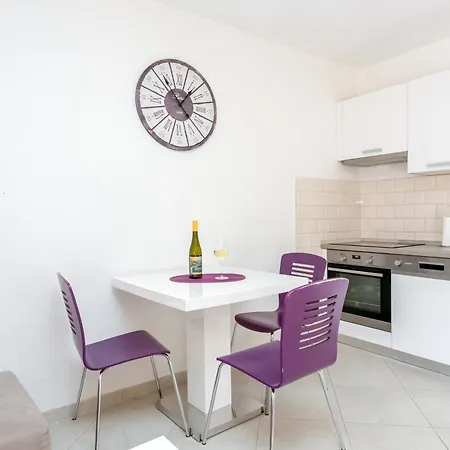 Holiday home House With A Parking Space Milna, Brac - 20140 *