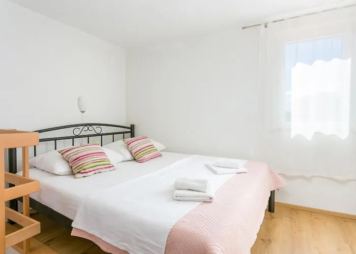 House With A Parking Space Milna, Brac - 20140 *